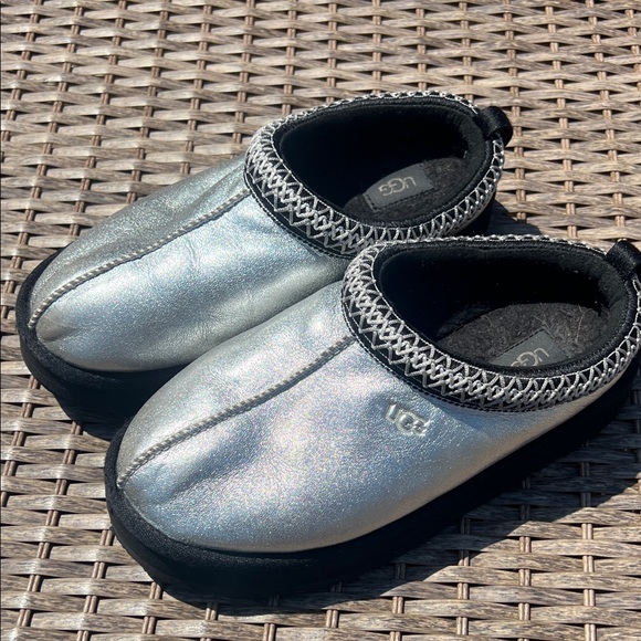 UGG Tazz Kids Metallic Silver and Black Slipper Shoes Girls Size 4 - Picture 1 of 7